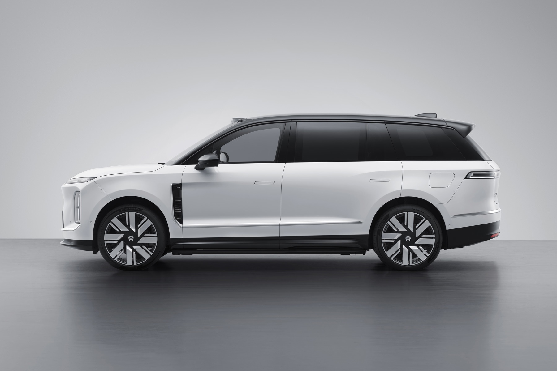 车若初见 抓到两张蔚来ES9路试图，小蓝灯看起来有点东西！侧面九条短灯带+后视镜