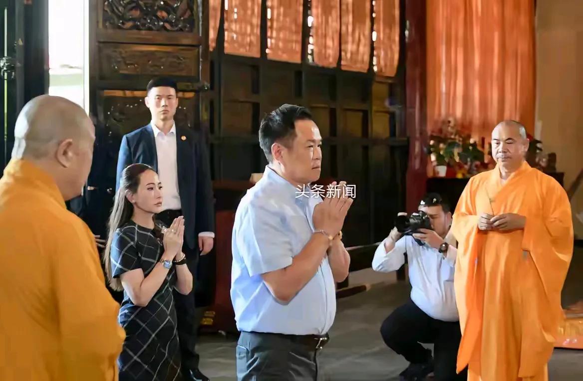 泰国总理阿努廷和夫人参观成都大熊猫研究基地和武侯祠。
苏帕南身穿一袭蓝色长裙，突