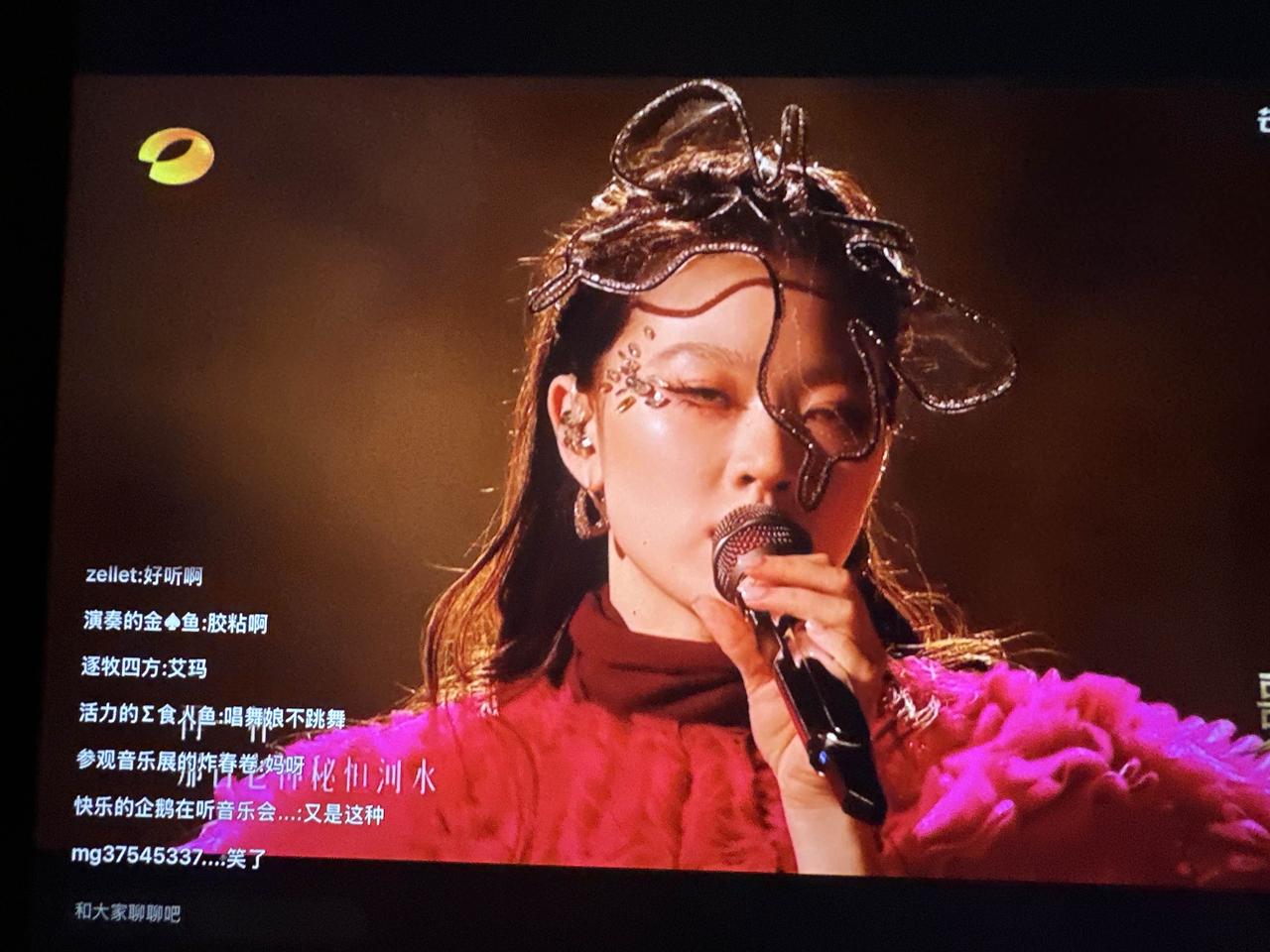单依纯又回来了。
我喜欢今晚的《舞娘》。
她又在那里空灵似的吟唱了。
加上妆照，