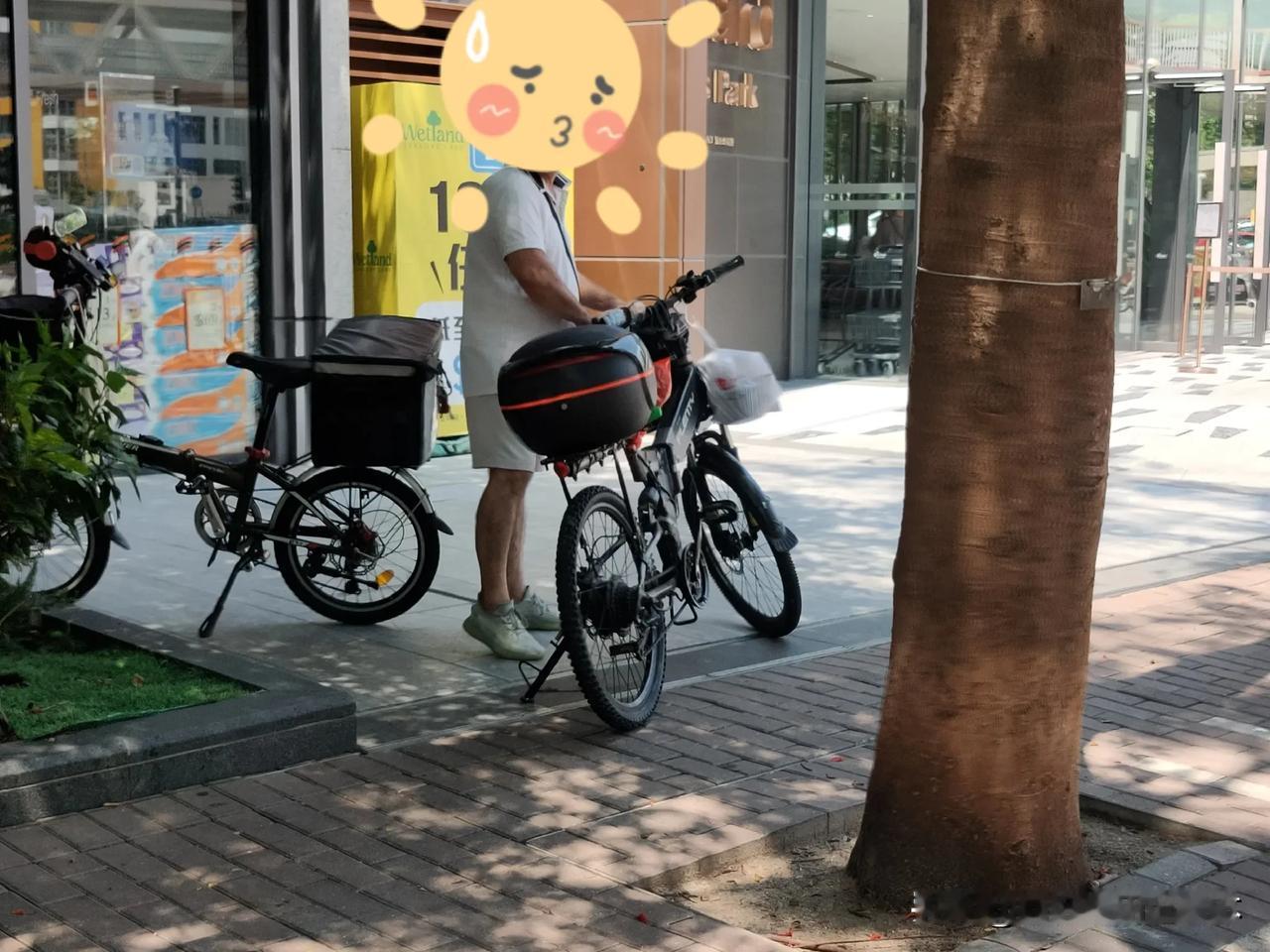 原来香港也是有电鸡的，这是昨天在天水围实拍，很多外卖员骑着加装了电机和电池的自行
