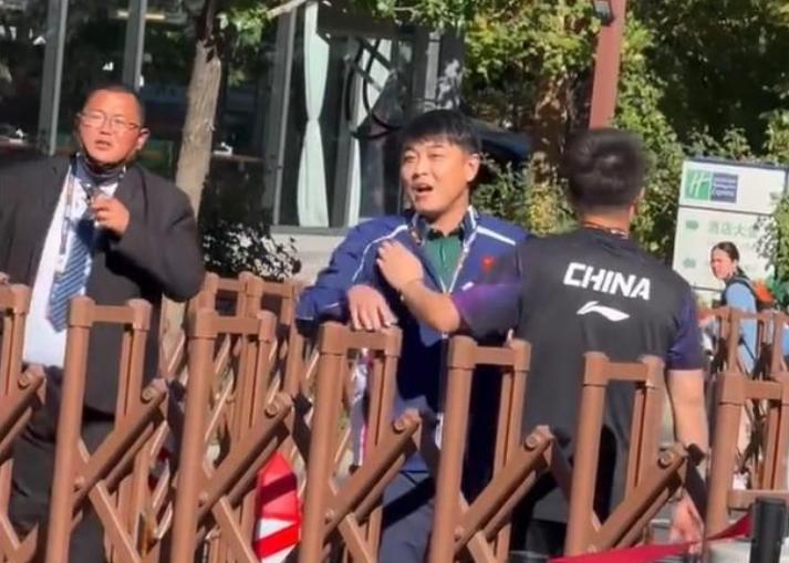 这根本不是什么球迷闹事，就是一场有组织的闹事！WTT 大满贯赛外，一群人统一着装
