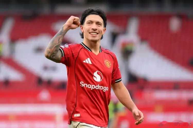 空战之王，他是曼联的脊梁本赛季至今，曼联经历变化最大的地方，其实是球队的后卫线：