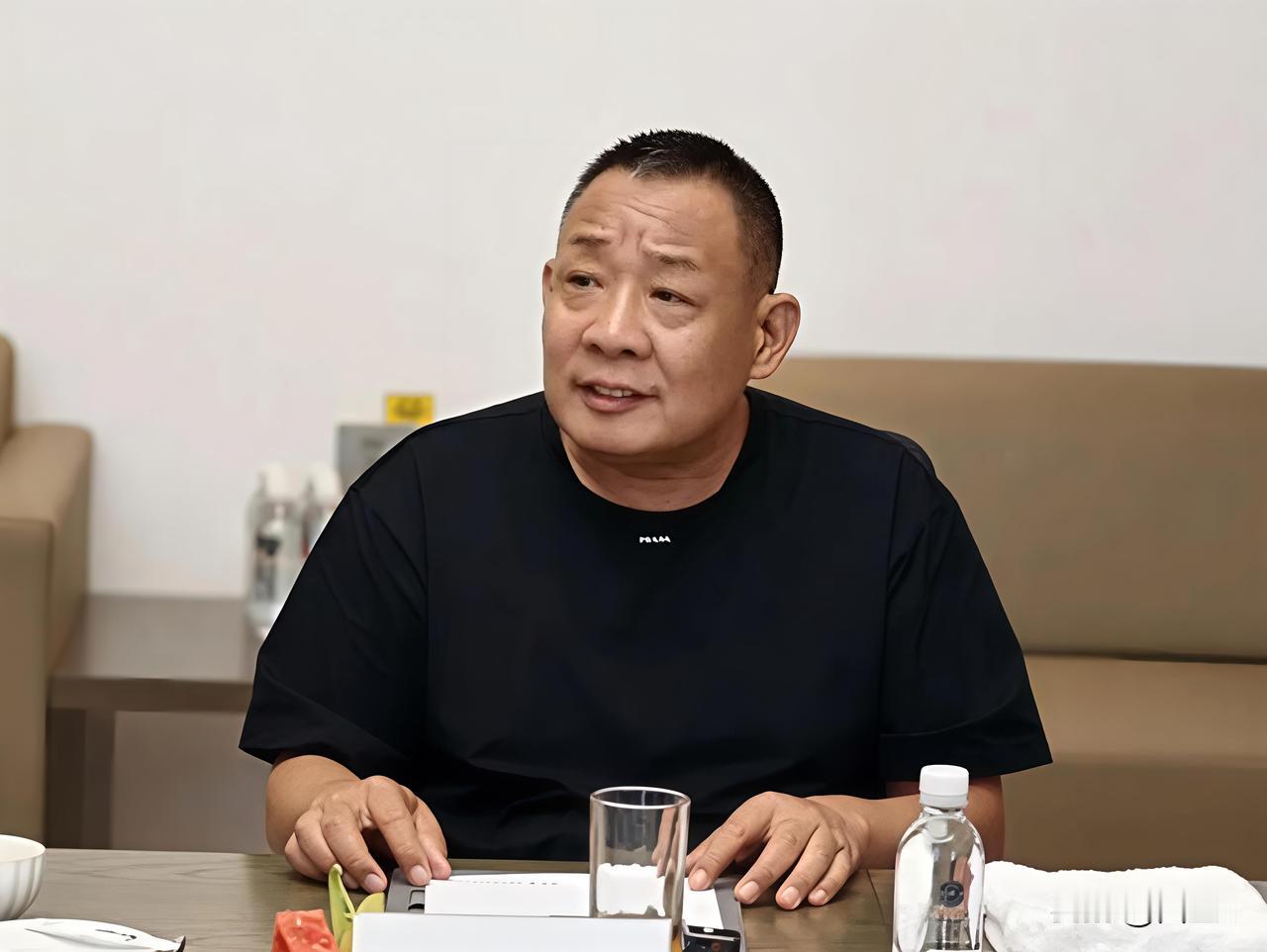 很多企业拼命抓业绩，胖东来的于东来，却在操心员工的人情与边界。

近日于东来公布