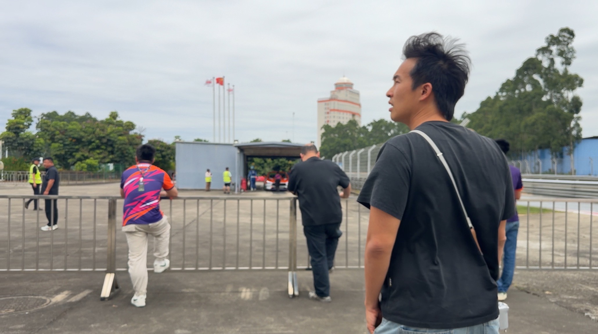 国庆特意去看Nana肇庆决赛，全程攻防相当精彩但高翔的赛车最后出了事故撞损监视器