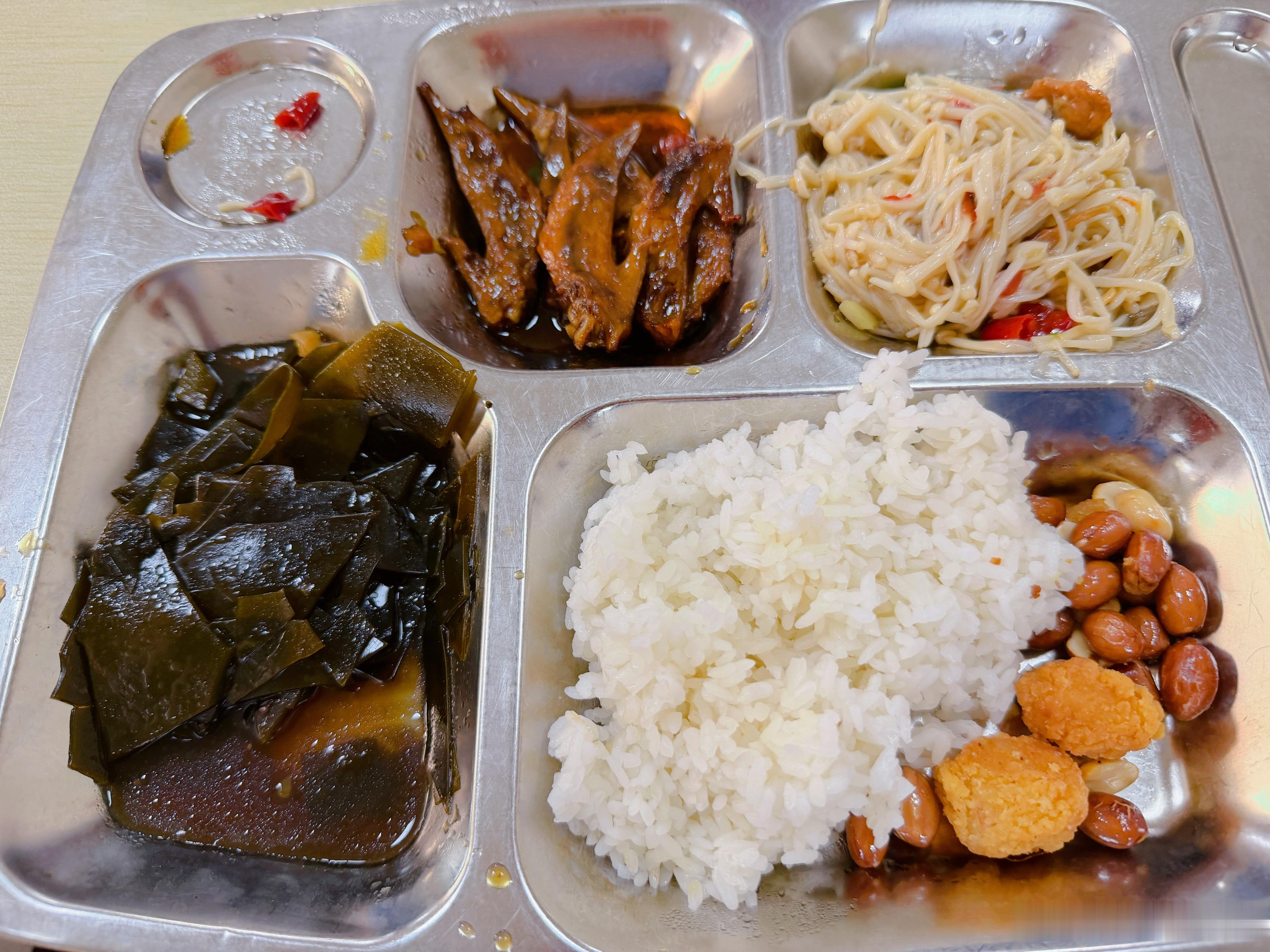 白海豚一走，天气就热起来了！食欲大减上午小眯一会，就被同事喊醒同去吃饭。好在食堂