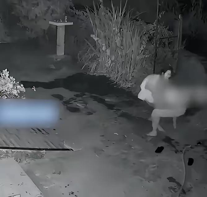 山东，一男子常年在外跑大车，他总感觉妻子有问题，于是瞒着妻子偷偷在家装了一个监控