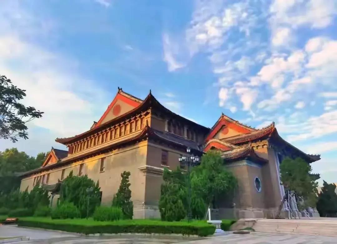 90年的建筑河南大学大礼堂焚于一炬，全国重点文物，寄托着数百万河大师生美好记忆，