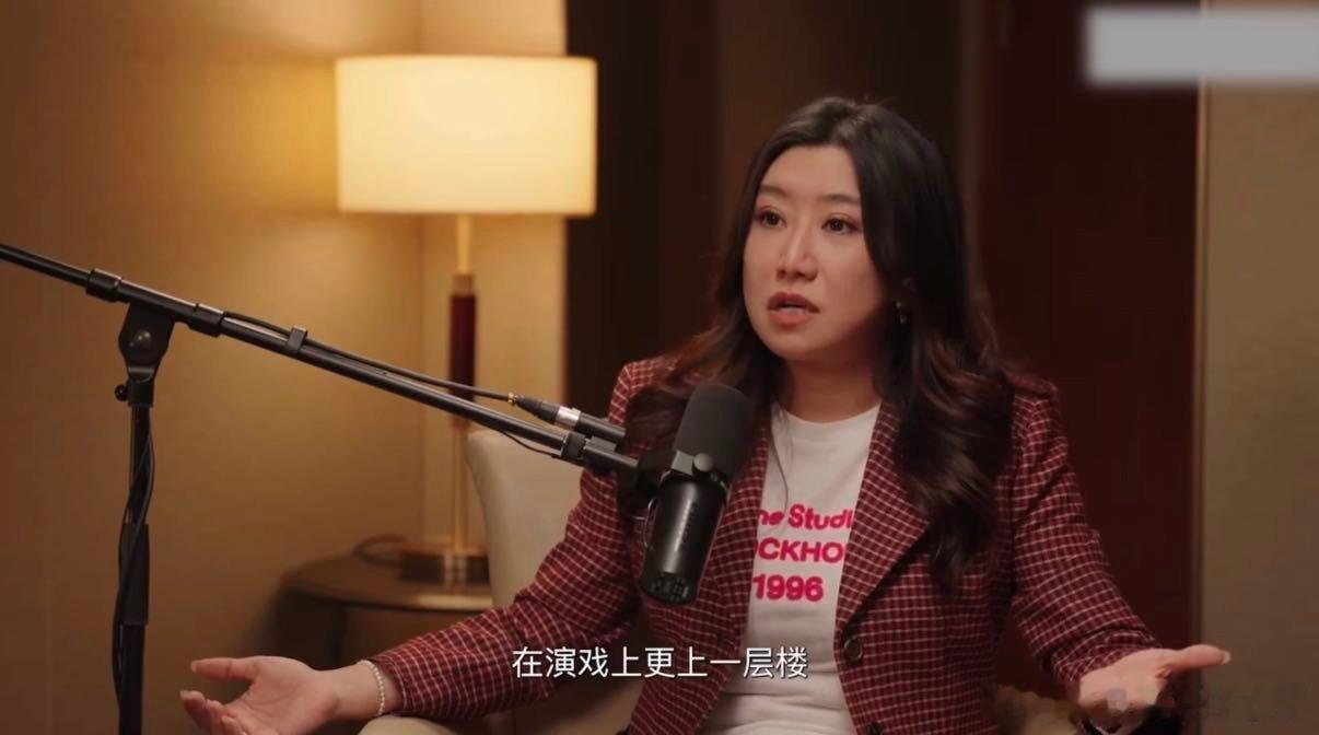 范湉湉不止是搞笑 看她和朋友聊天时的状态，特别松弛也特别真实。聊到演戏时眼里有光