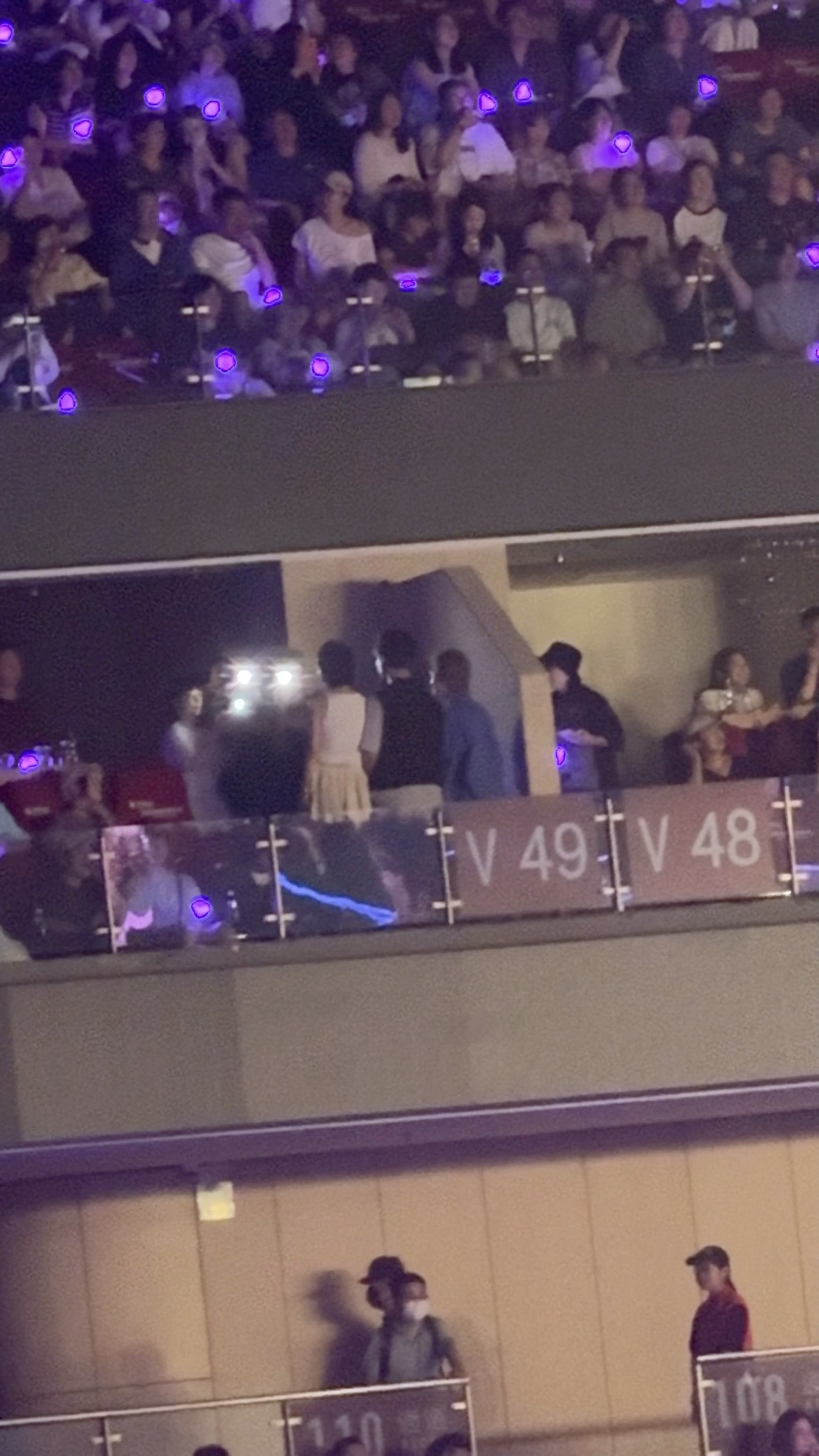 杨晓培带龚俊去合照杨晓培给龚俊介绍那英姐妹团杨晓培包厢坐着宋丹丹、张碧晨、李静，