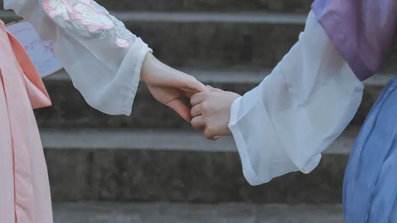 上联：一眼万年情未改；
下联：三生永世爱不移。