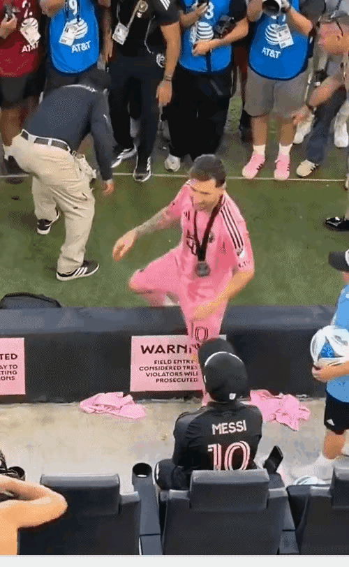 今晨梅西领奖后，第一时间就跨过隔栏，和妻子安东内拉拥抱。每每重要比赛，梅西的家人