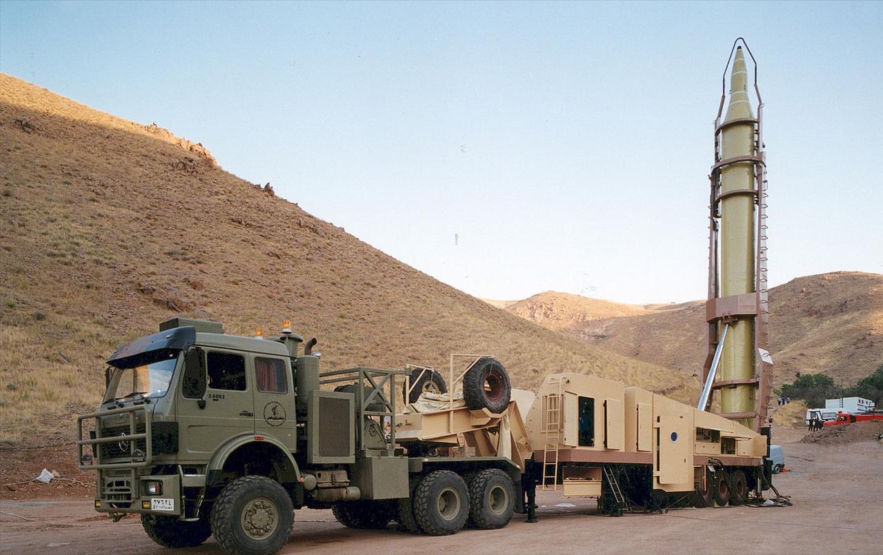 伊朗人这次是真学聪明了！
 
他们彻底抛弃了那种固定式的导弹发射井。在天上那些红