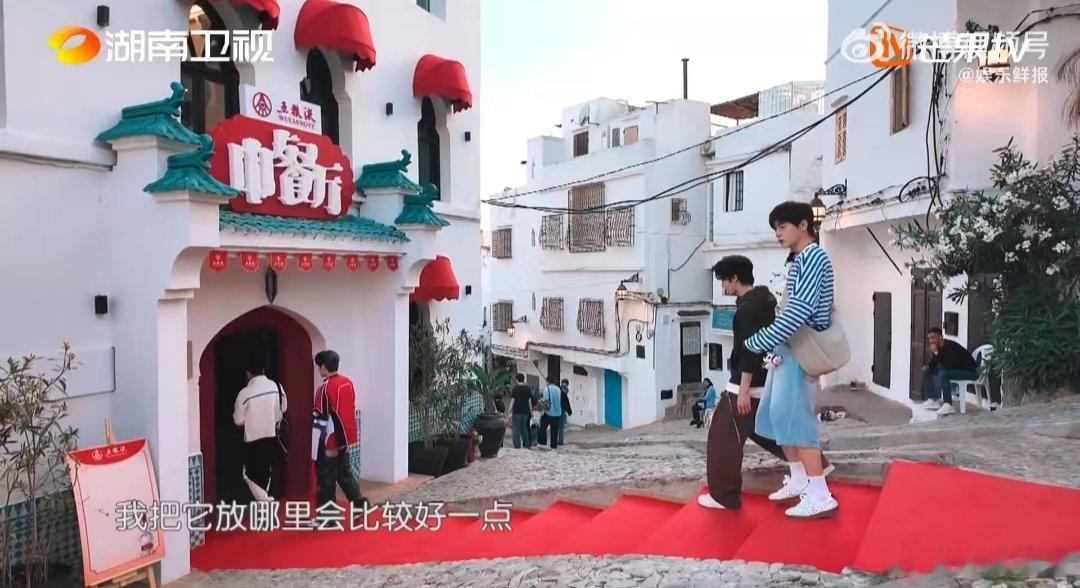 丁禹兮把招财碗给招财猫了中餐厅丁禹兮的招财碗被小流浪征用啦！看小猫扒拉着碗边吨吨