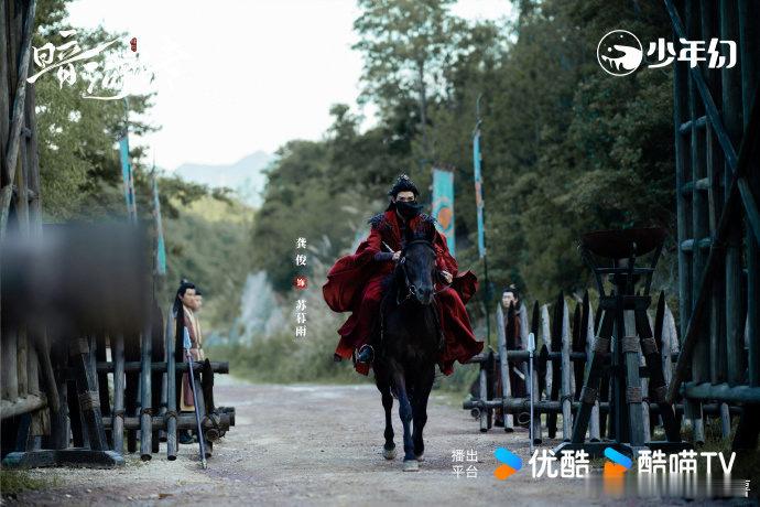 谁懂龚俊新剧被原著粉包场的含金量提前数月练剑的敬业精神让执伞鬼更有实感，苏暮雨这