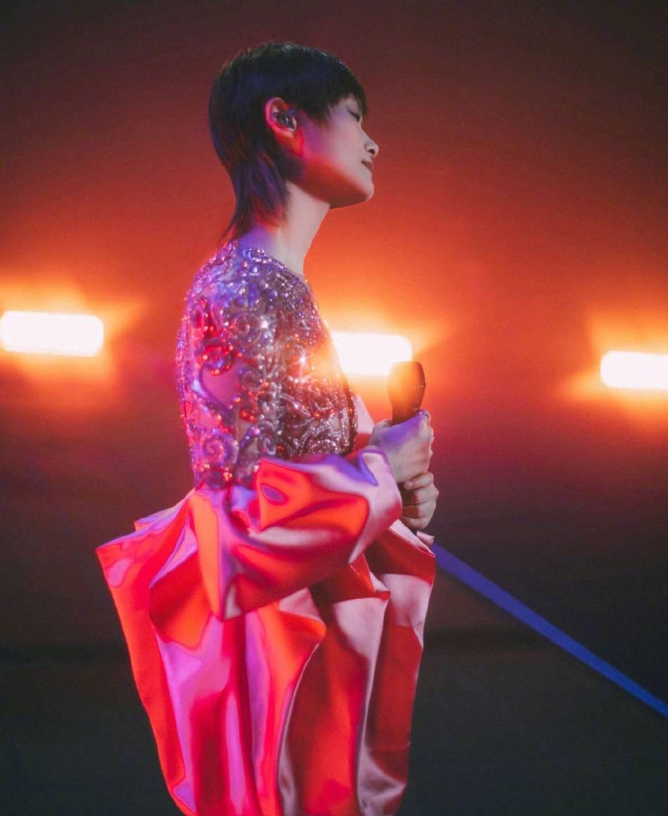 5月20日，井柏然去看了李宇春演唱会并晒出现场照，花式夸赞道：“我葱眼里有星星