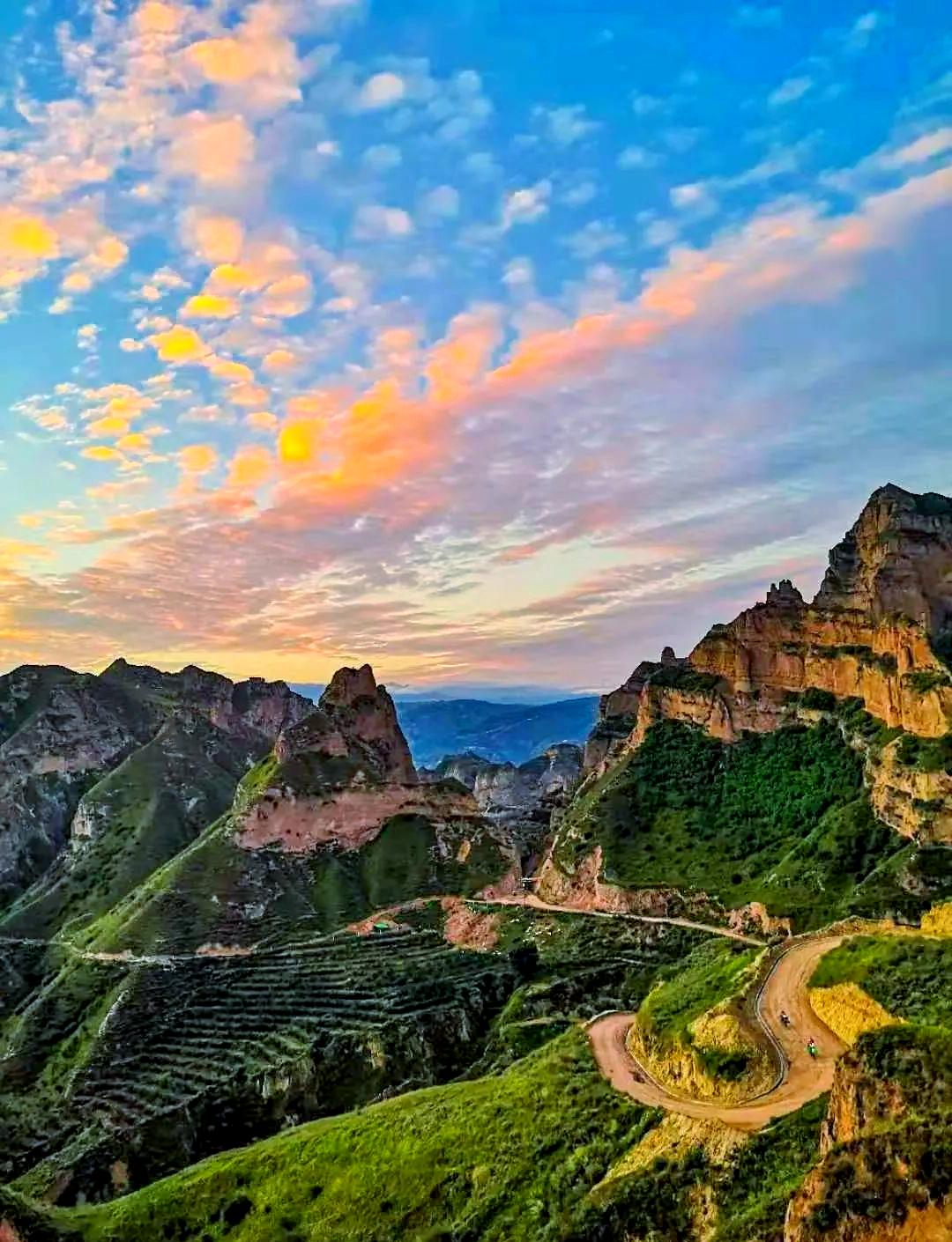 甘肃临夏,有多少极致风光? 甘肃临夏，简直是西北风光的宝藏地！它地处黄土高原与青