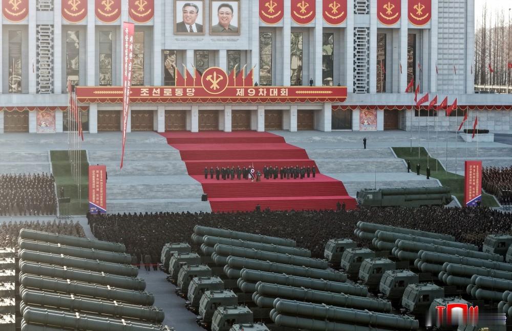 金正恩出席火箭炮赠送仪式当地时间18日，朝鲜军工部门工人阶级献给朝鲜劳动党第九次