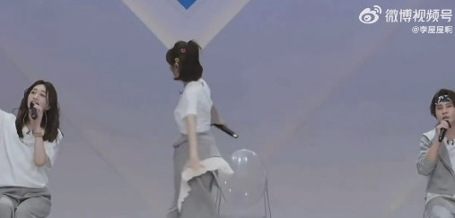 谢楠好像在孩子看文艺汇演 谢楠表情 母爱如山今天看浪姐一公小考，谢楠真的太有母性