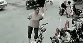 大妈出门溜达没看黄历，无辜的被疯狗撕咬。
提醒，逛街时也要注意周围环境！