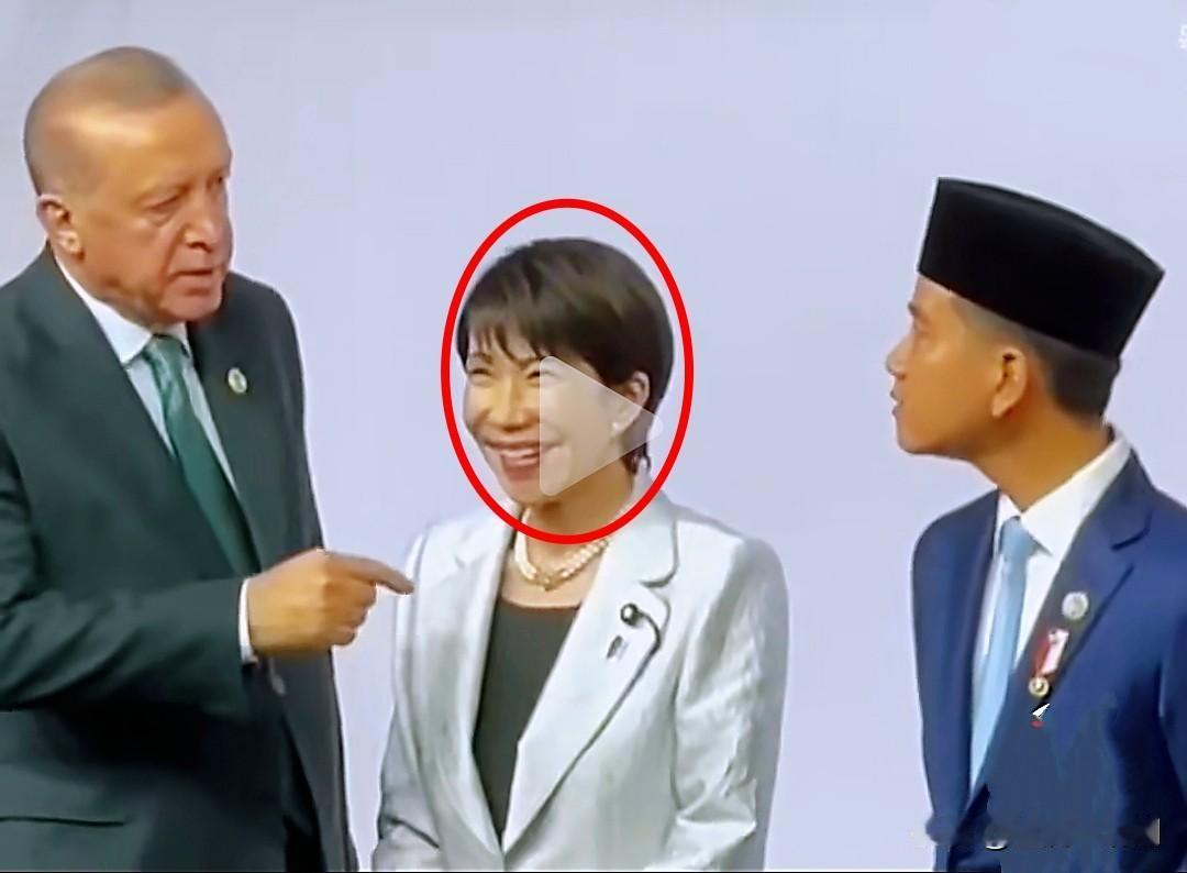 这个老女人的笑容，又丑又狰狞！

南非G20峰会上，她左窜右跳，到处卖笑，可惜这