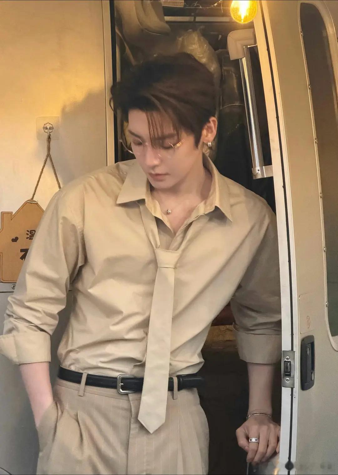 侯明昊金丝边👓造型，和现偶的适配度如何？ 