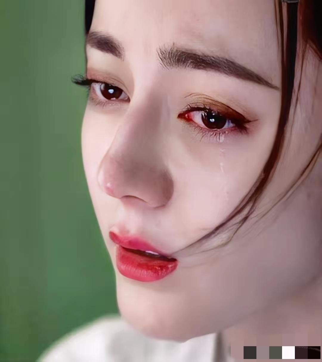 这下好了，
不止粉丝，
路人全都看明白了，顶流迪丽热巴，直接成了开年最让人心疼的