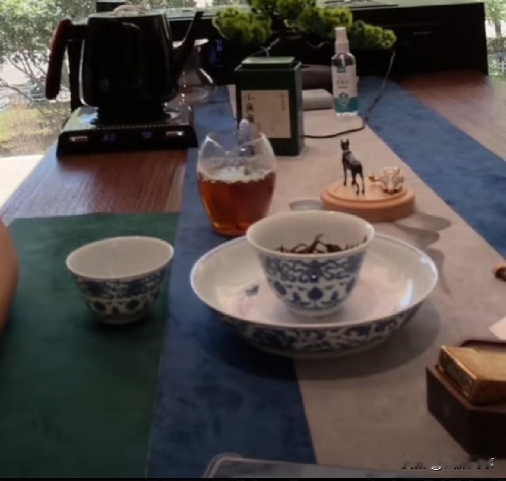 T佑透露王小源转站d音平台发展日收入超10万，夫妻俩连轴转开直播，实打实把钱揣进