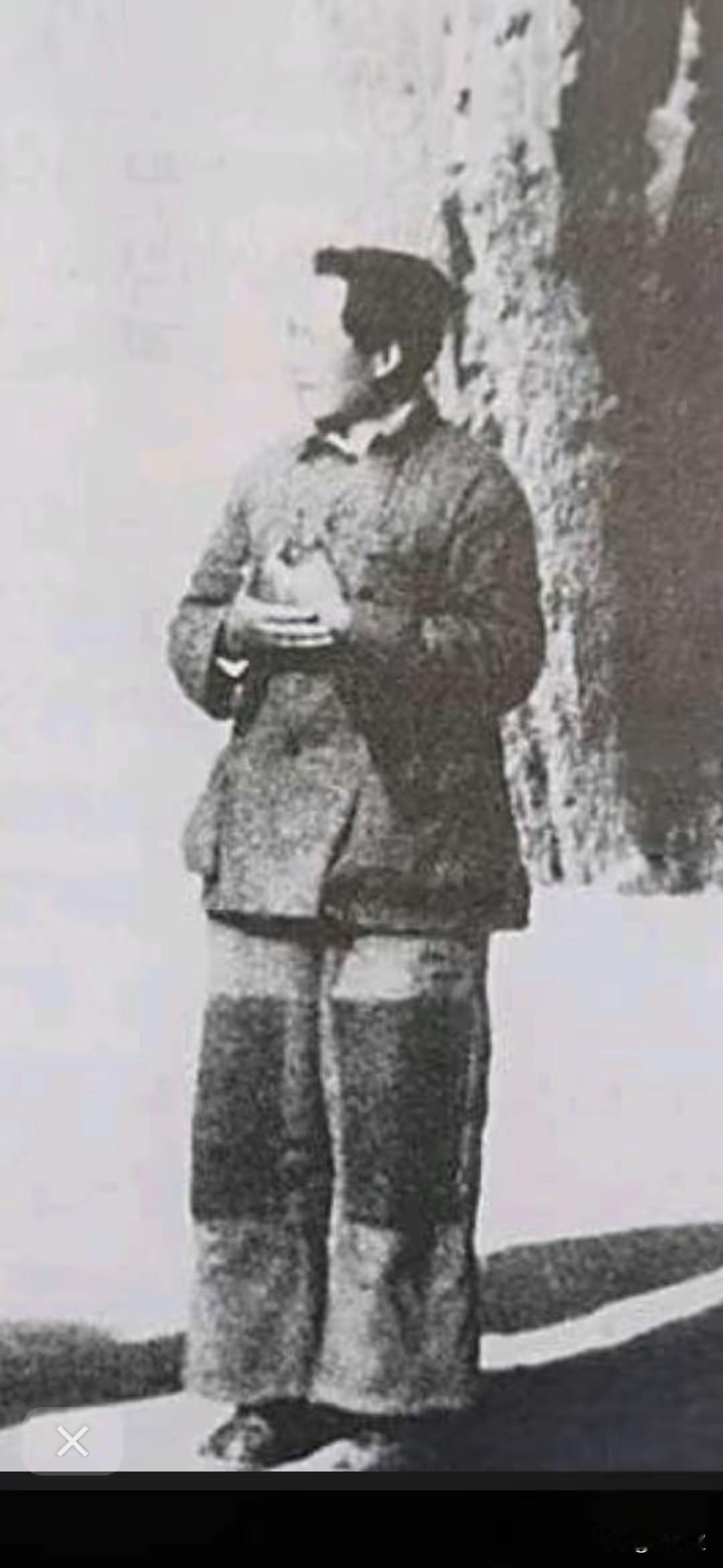 伟人留下来最朴素的一张穿补丁裤子的照片
在那个同时期的各路军阀都穿的很好很好，