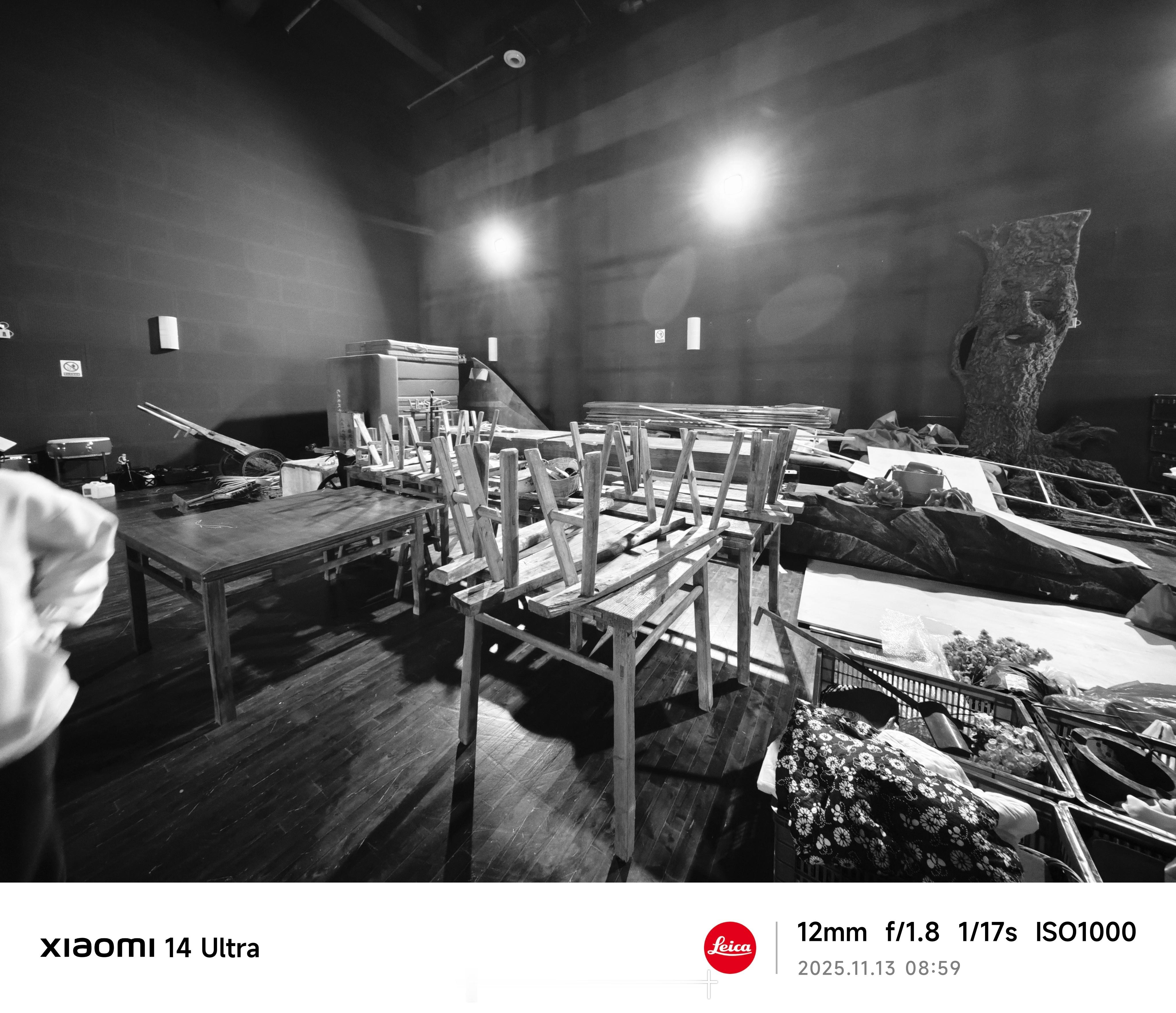 早，今天进小剧场布置道具。距离毕业大戏演出，还有 4 天。 