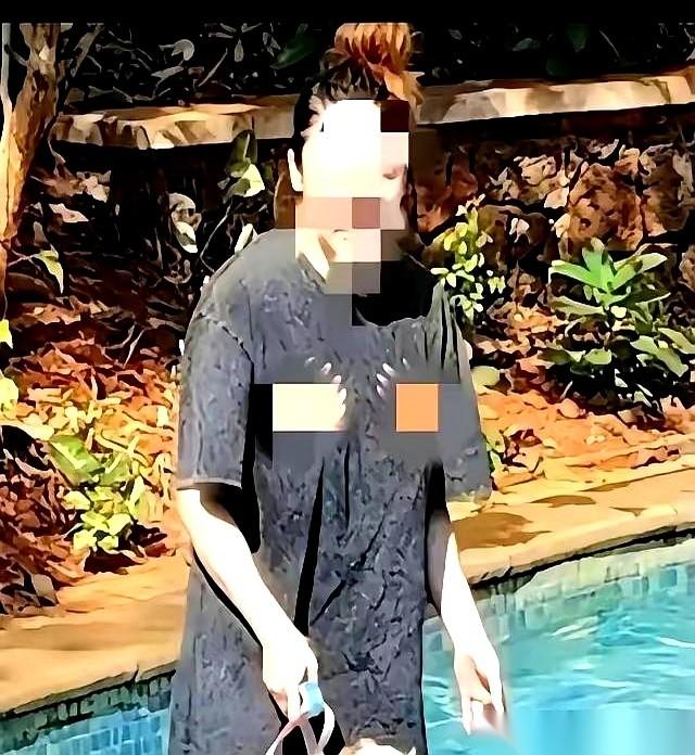 “我的狗可比人干净！”
女人抱着狗，直接滑进了三亚某高档小区的泳池。话音刚落，狗