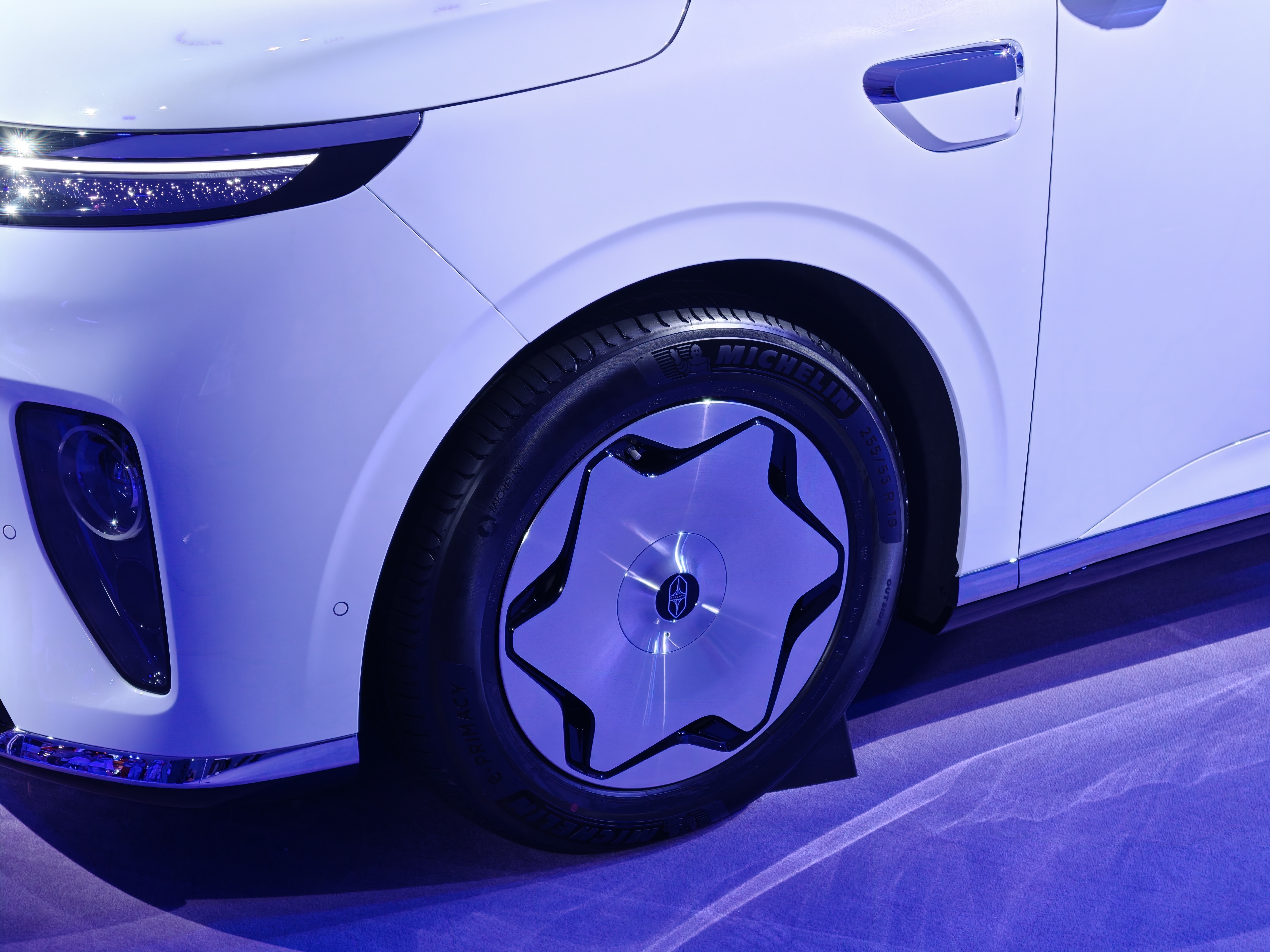 2026成都车展 享界在这次成都车展突然发布了享界 V8 的外观。看实车，享界 