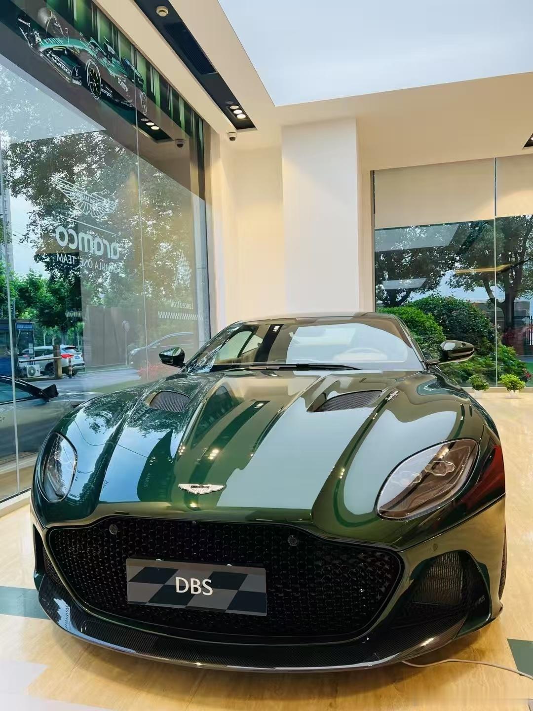 阿斯顿马丁DBS V12阿斯顿马丁自研引擎。原GT旗舰 ​​​