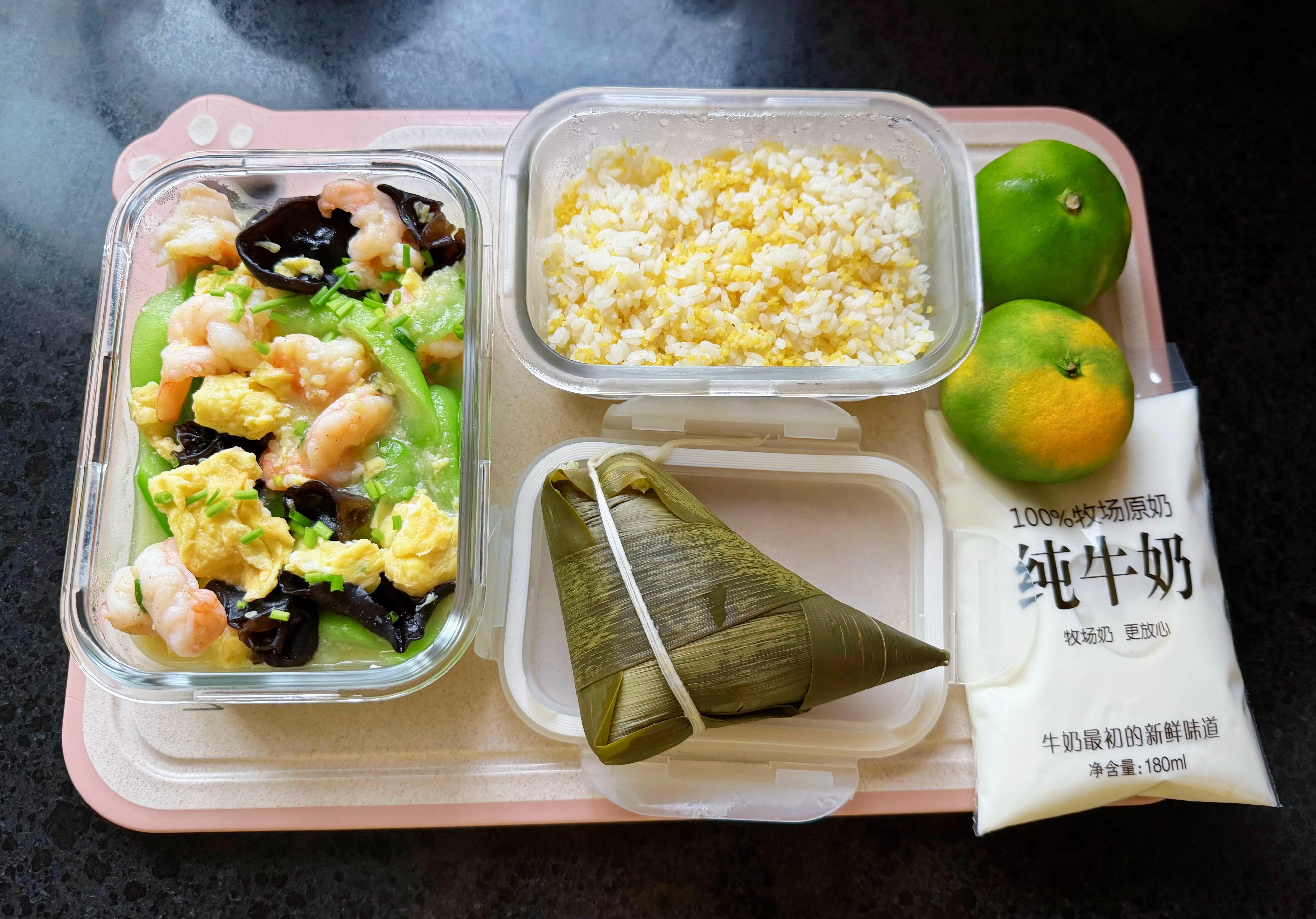 每天早起打卡清晨五点半宝妈就开始在准备了早饭：粽子+牛奶午饭：虾仁丝瓜木耳鸡蛋+