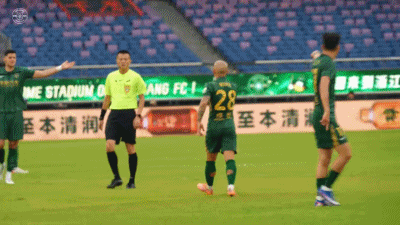 🚨中足联官方：重庆铜梁龙球员李镇全在比赛中辱骂米特里策，被停赛2场，罚款2万元