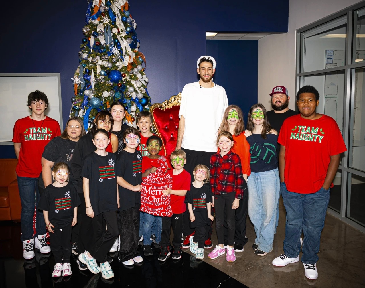 今天早些时候，切特和他的家人与来自“公民关爱儿童”组织的寄养家庭一起举办了一场节