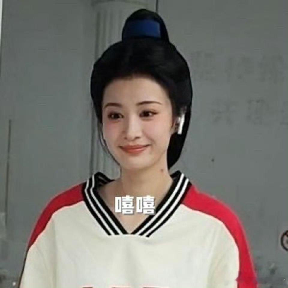 王楚然因为吃糖被偷拍到臭脸，然后第二天一直都假笑 ​​​
