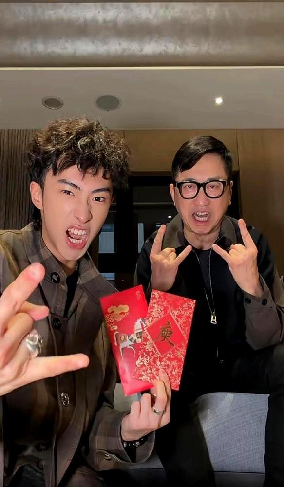 儿子当众模仿庾澄庆回消息：眯着眼，一个字一个字戳，半小时。
 
镜头前，庾恩利把