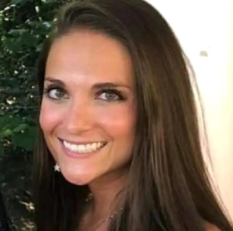 美国新泽西州一名36岁中学女教师，因年前与一名当时未成年的男学生在课室、汽车内多