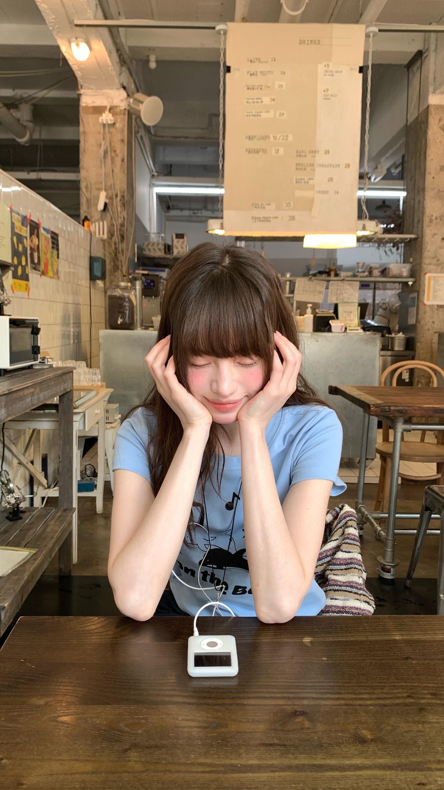 又在餐桌前美美出片了🍴。