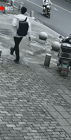 不撞南墙不回头？她脚上穿的鞋子都撞掉了。
会不会是电动车开了个定速巡航，她忘记怎