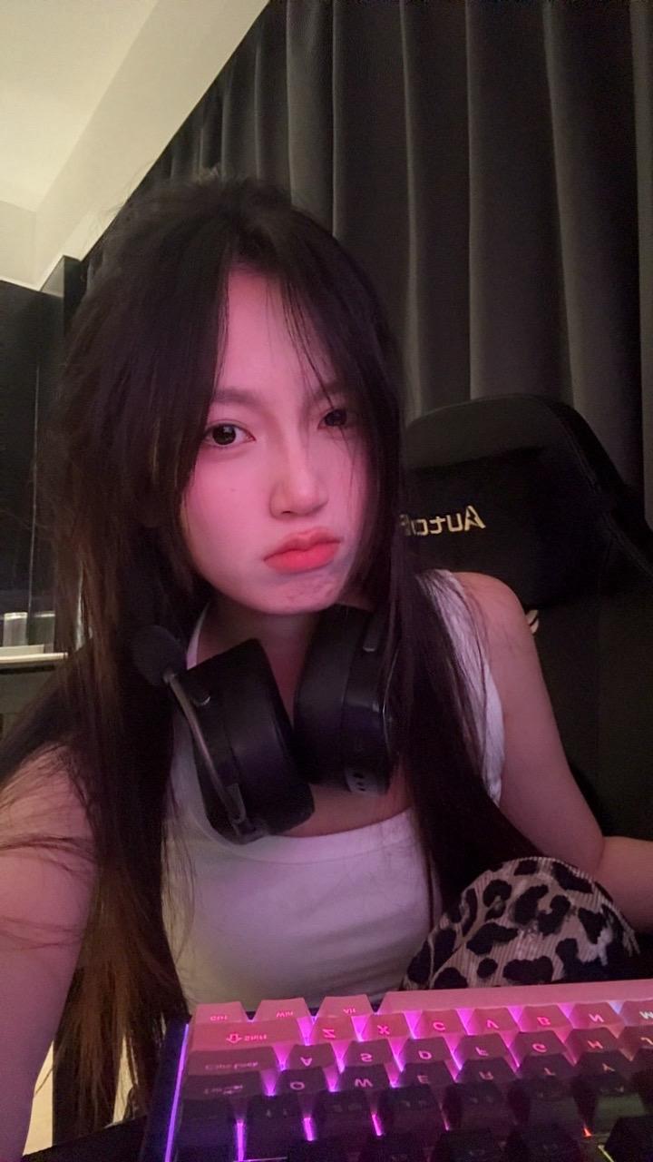电竞狂女罢了。