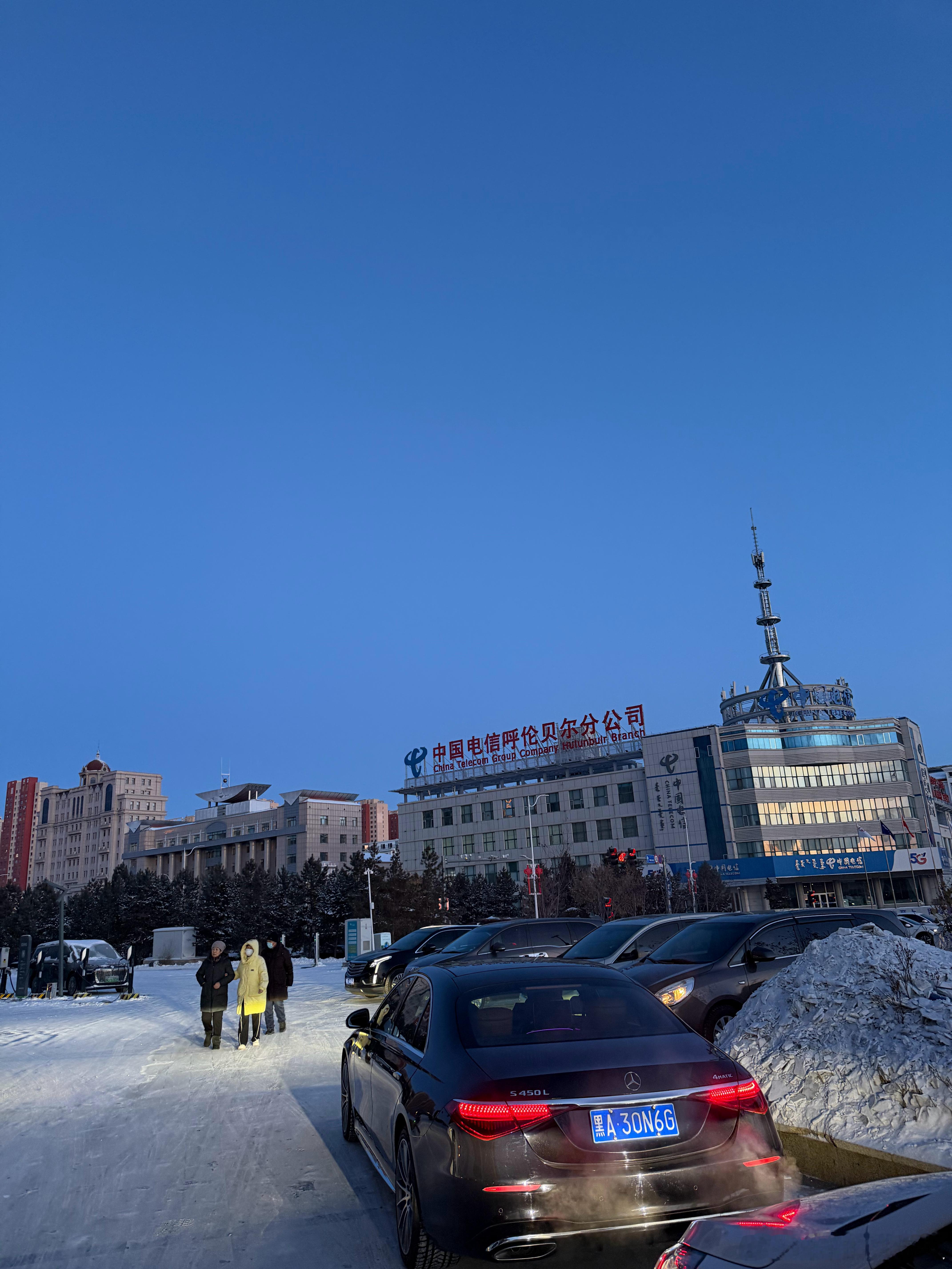 早上7.30的大东北天刚朦朦亮 俺们准备去掏雪飘逸了跟姚老板混一天吃9顿 呼伦贝