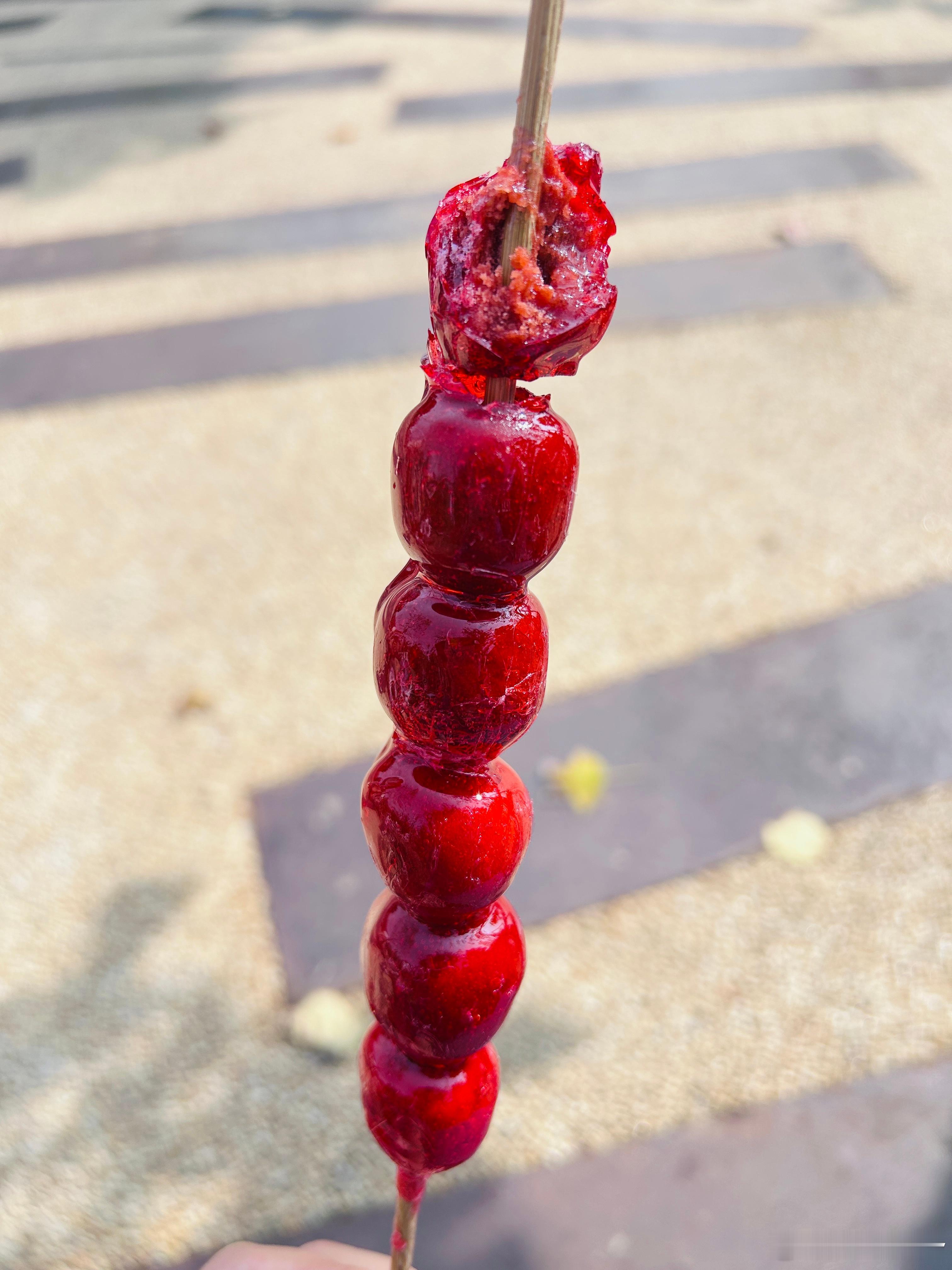 糖葫芦变心了～远看糖葫芦，近看也是糖葫芦，我还特意问了一嘴“去核了么？”老板说“