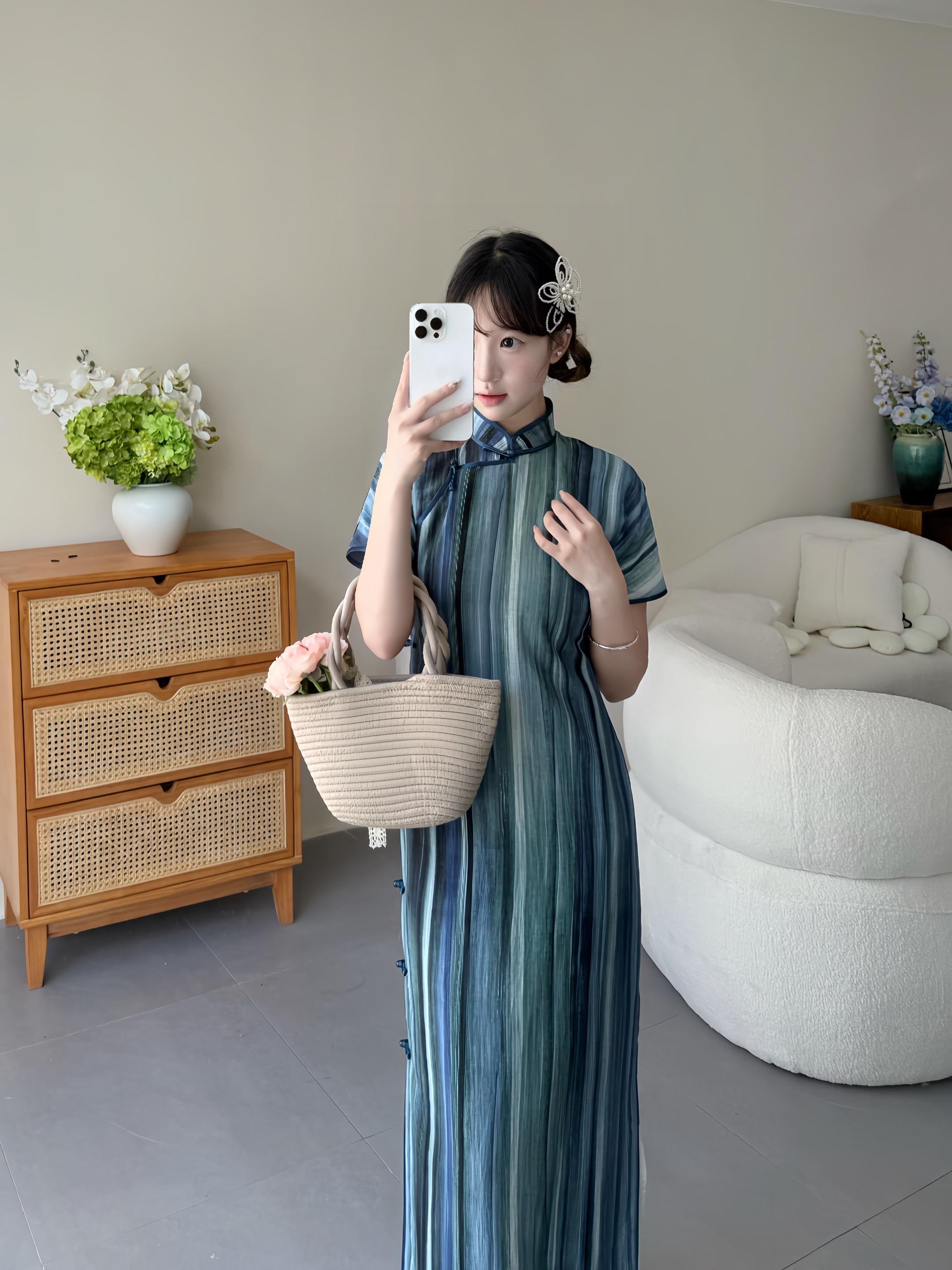 八月的第一条旗袍【阿黛尔条纹】，明天上新。