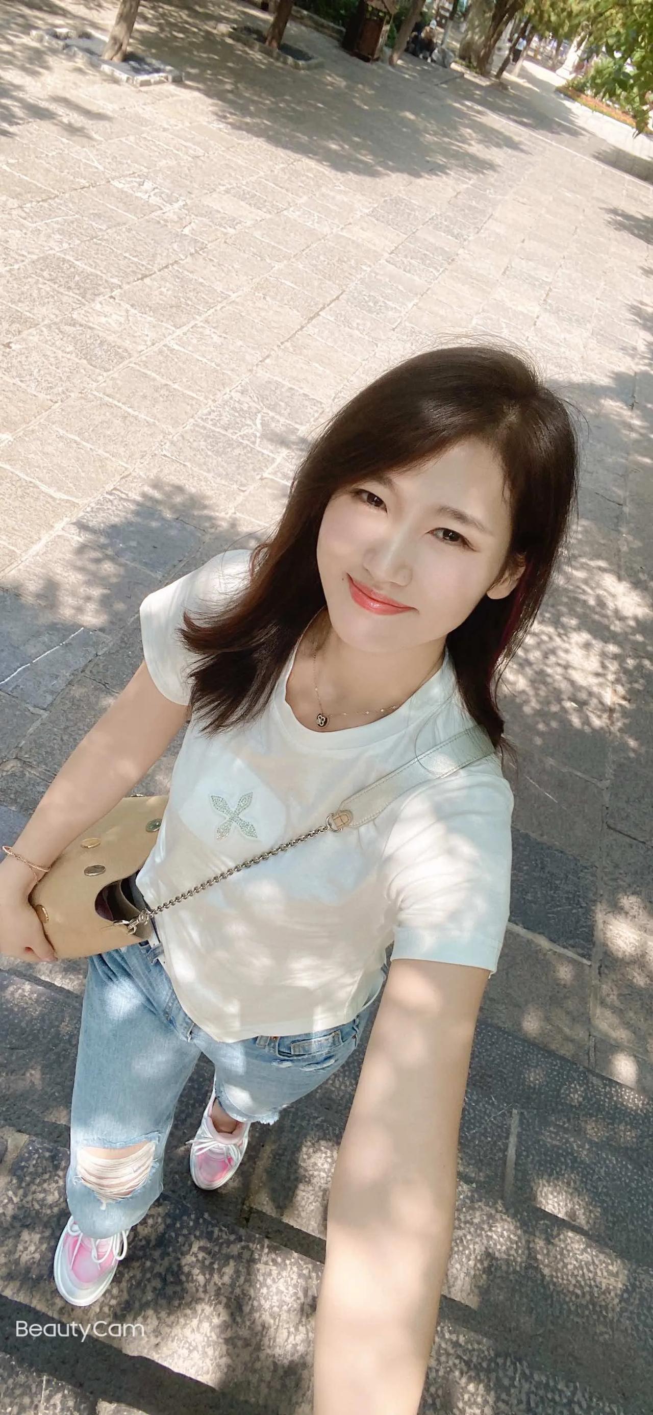 其实女孩子并没有你们想象中的难追，只要你肯花钱，花时间，带她去吃好吃的，带她去玩