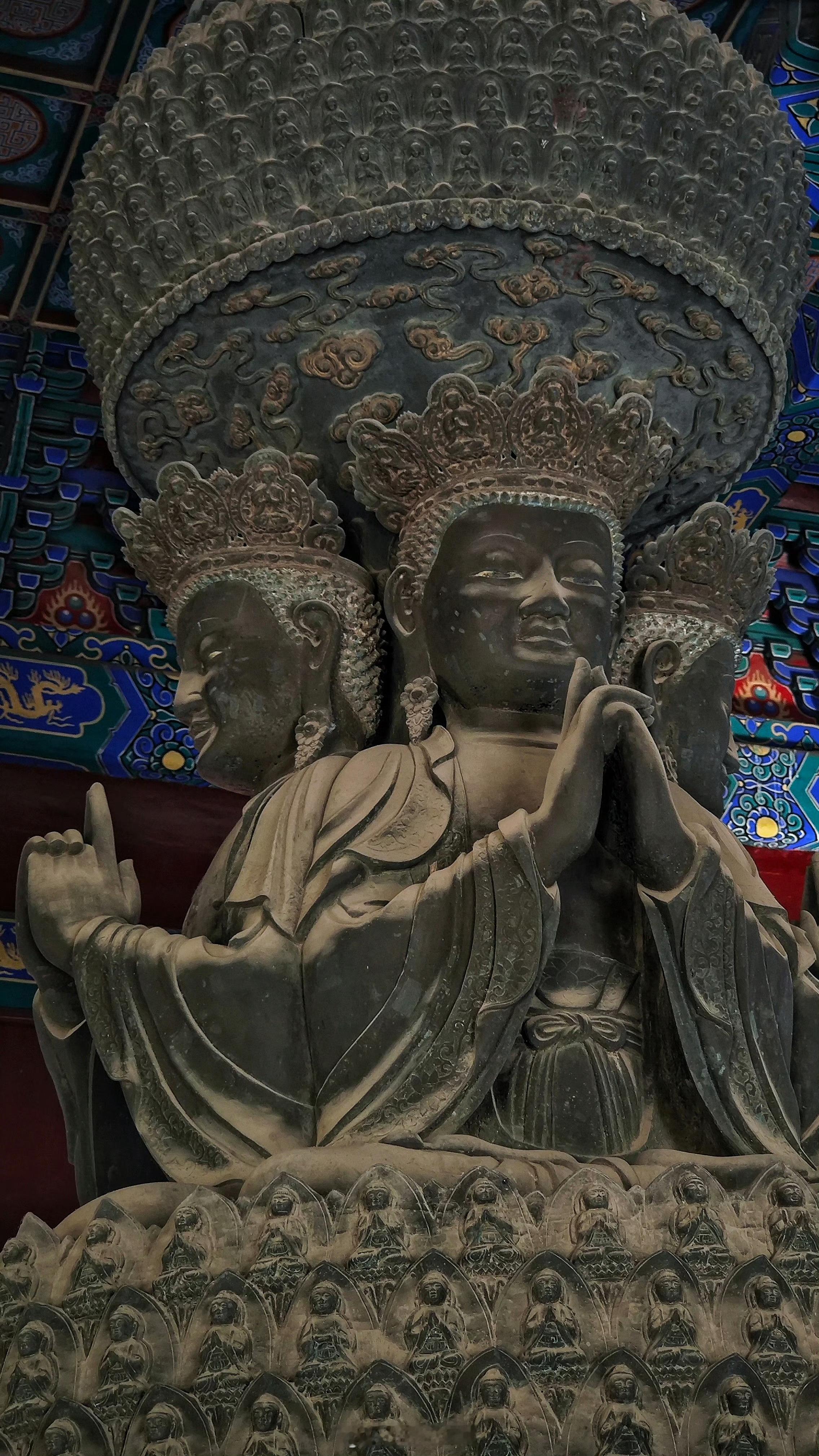 历史的每一粒尘埃，落在个人身上都是一座山。信仰则是给无常的人生，装一个恒定的坐标