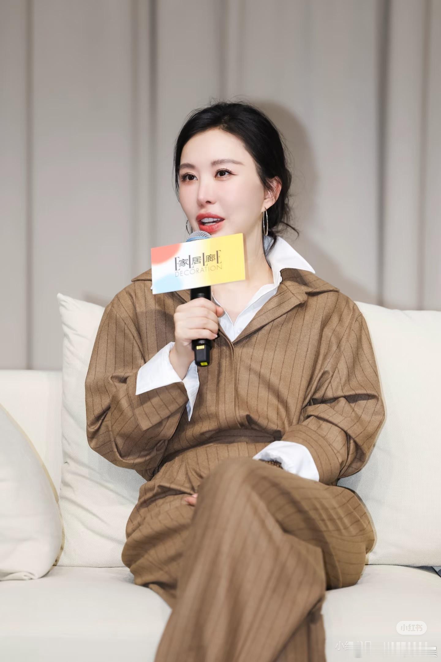 西岸艺博会｜偶遇田朴珺田朴珺气场好强啊，举手投足优雅贵气，状态实在太好了。