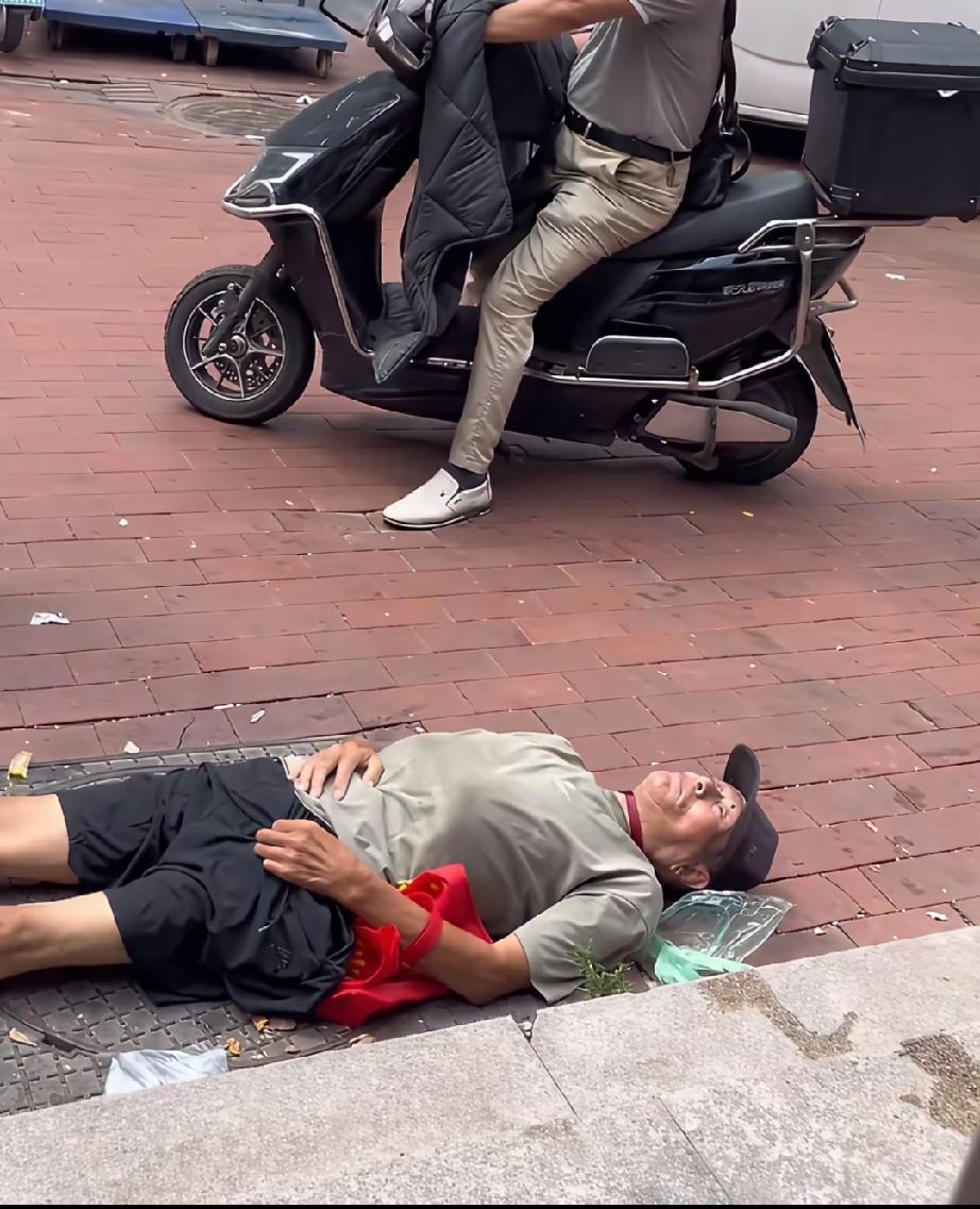 老人街头摔倒无人敢扶，围观一幕戳穿当下最现实的人心。近日下午两点，郑州金水区的街