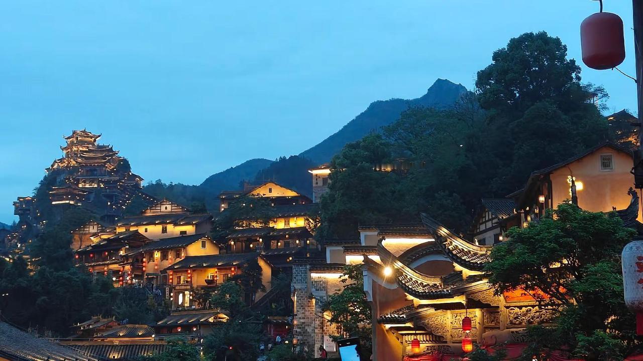 望仙谷最特别的，就是那些建在悬崖上的房子，跟别的古村不一样。白鹤崖的悬崖特别高，