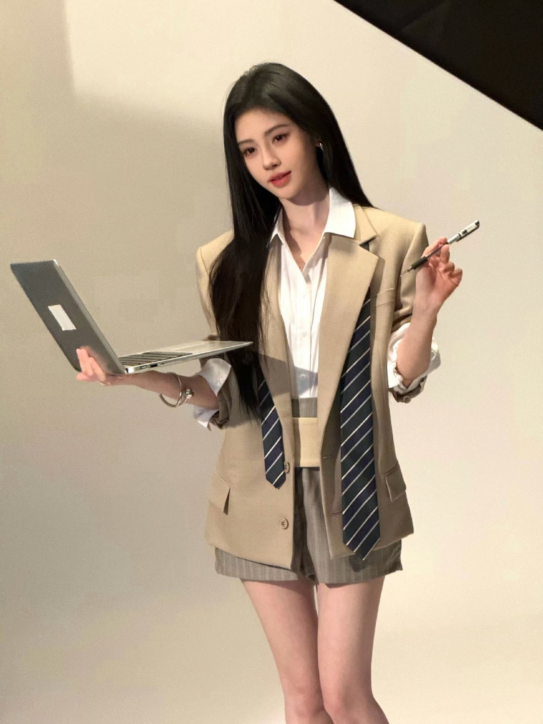 鞠婧祎又展示了一波鞠式美学自带柔光与氛围感，这就是鞠式美学的魅力！鞠婧祎一出现，